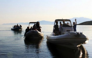  Alquilar un barco con amigos 